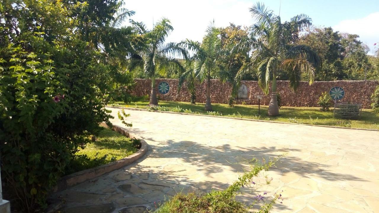 Queens Chateau Boutique Villa Diani Beach Exterior photo